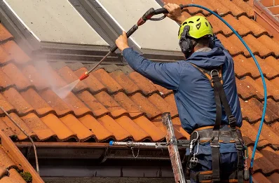 Démoussage et hydrofuge de toiture à Sarcos